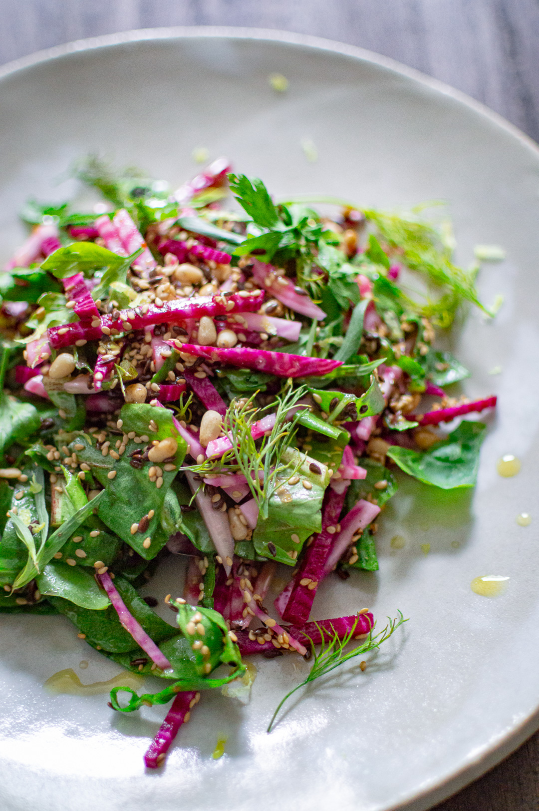 Rote Rübensalat mit Kräutern, Sauerampfer und Saaten